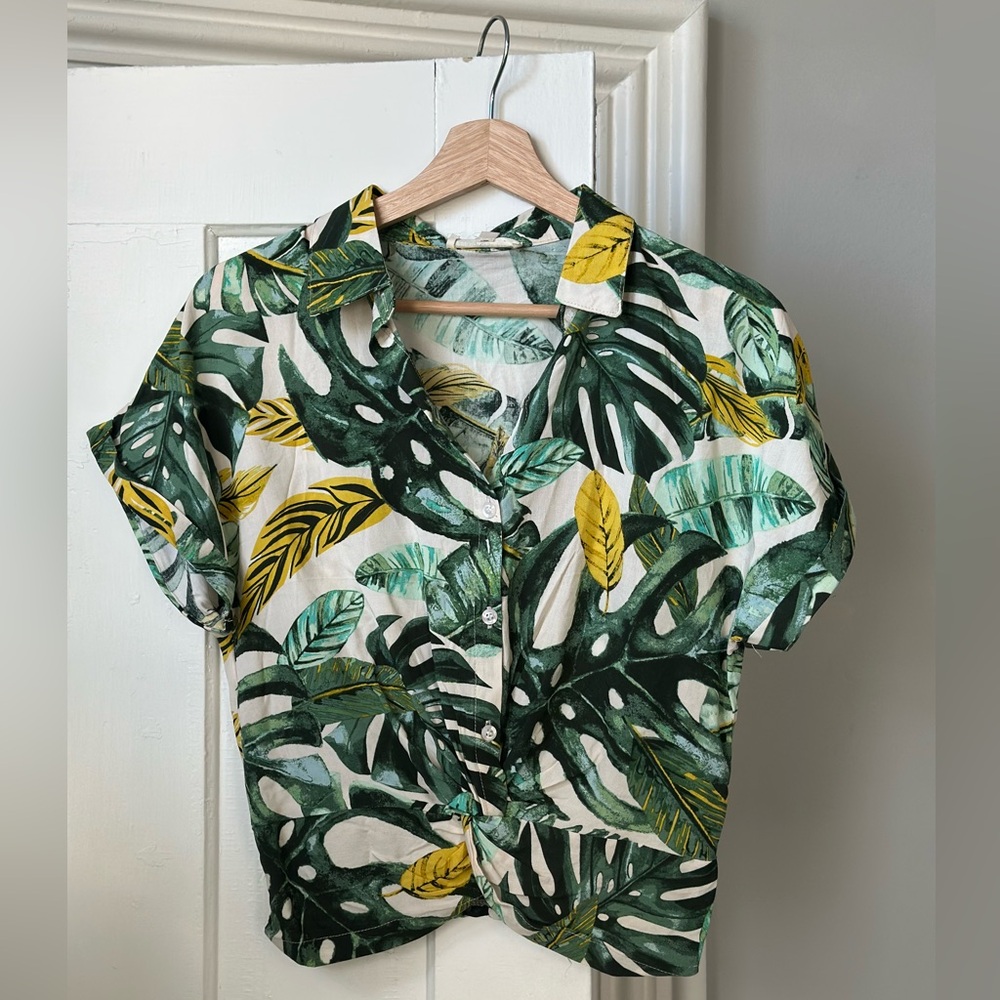 Sunburst Kiss Hawaiian Print Twisted Waist Cropped Blouse